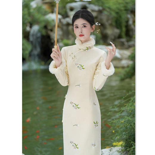 GX米白绣花麂皮绒加绒长袖旗袍2025秋冬新款时尚改良年轻款长款旗袍 商品图0