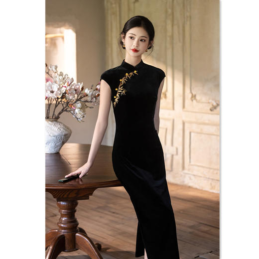 GX黑色丝绒绣花长款坎肩袖旗袍2025初秋新款简约时尚感港风旗袍 商品图2