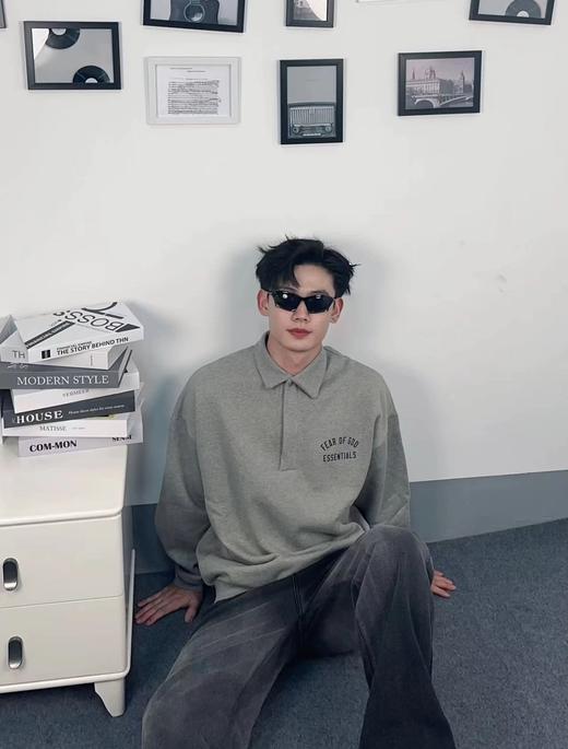 Fear of God Essentials Fall24 BACK TO SCHOOL系列 Fleece Polo 徽标印花套头长袖Polo衫 （BG） 商品图6