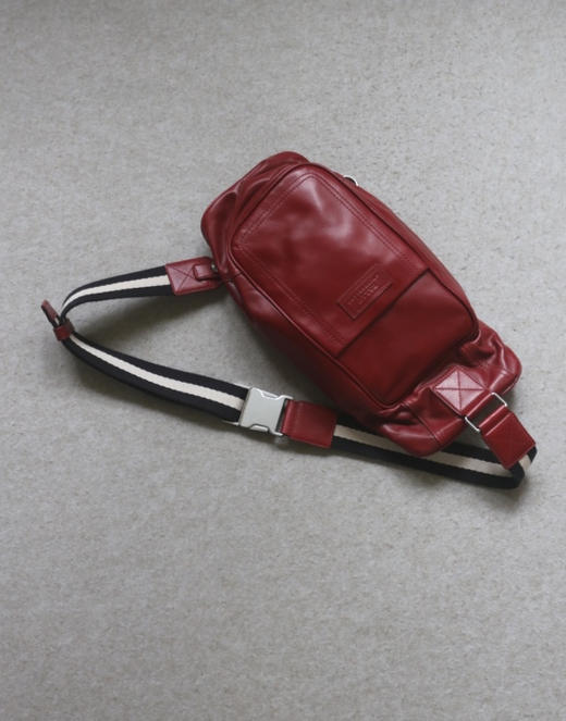 简单粗暴的 哈！Bally 油蜡牛皮 竖版 单根背带 胸包 斜跨包 商品图0