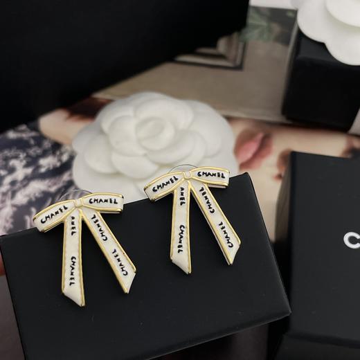 小香 黑字母白丝带蝴蝶结耳钉(XJ） 商品图13