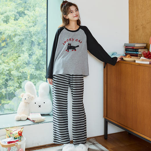 秋冬小暖炉~【秋冬火山绒家居服套装】软糯双面保暖暖绒 秋冬抗静电纤维 不掉色不起皱 上身轻盈自在 色系潮流时尚 柔弹舒适的面料 商品图3