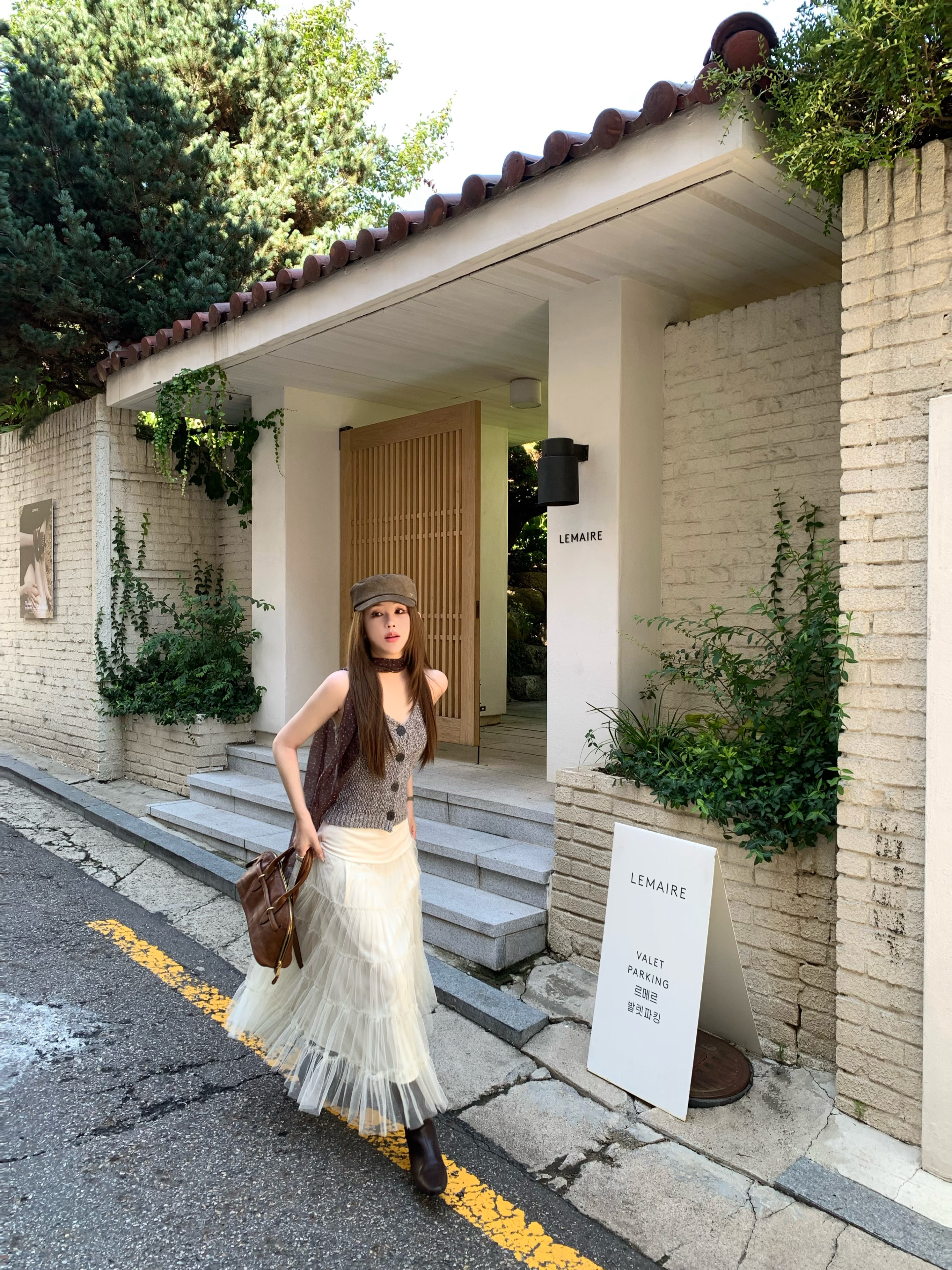 Read Nameless /巧克力纱针织挂脖+米色麂皮拼接纱裙 2025/10/13