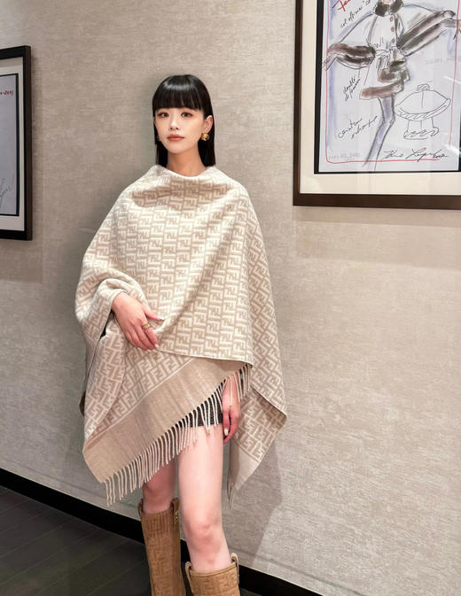 芬迪 爆款来了新款 重磅最新经典FF字母元素羊毛斗篷围巾披肩（ZT*DSX） 商品图4