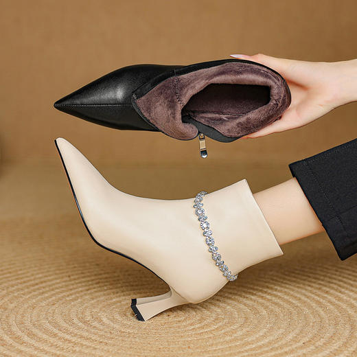 【预售5天】秋冬新款法式小踝靴尖头短靴女时尚白色水钻气质高跟皮靴DB&M6567 商品图2