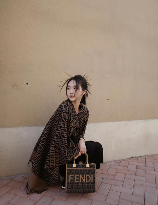 芬迪 爆款来了新款 重磅最新经典FF字母元素羊毛斗篷围巾披肩（ZT*DSX） 商品图2