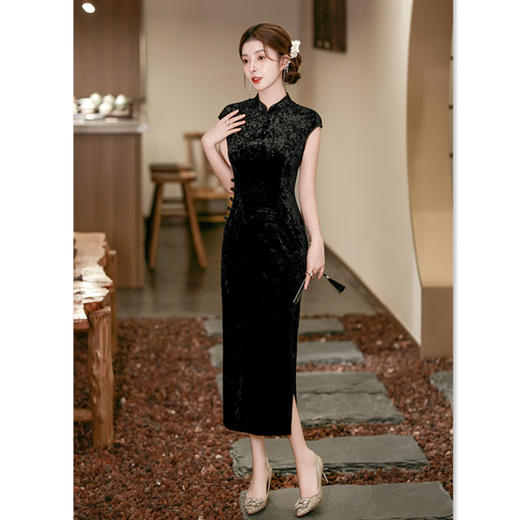GX黑色丝绒压花长款坎肩袖旗袍2025初秋新款时尚改良修身年轻款旗袍 商品图2