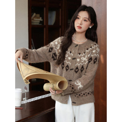 鹿向南「暖冬部落」费尔岛卡其色毛衣女秋冬复古牛角扣针织开衫 商品图2
