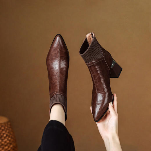 【预售5天】复古牛皮针织弹力口粗跟短靴女秋冬新款尖头高跟切尔西短筒时装靴XME&898-755 商品图2