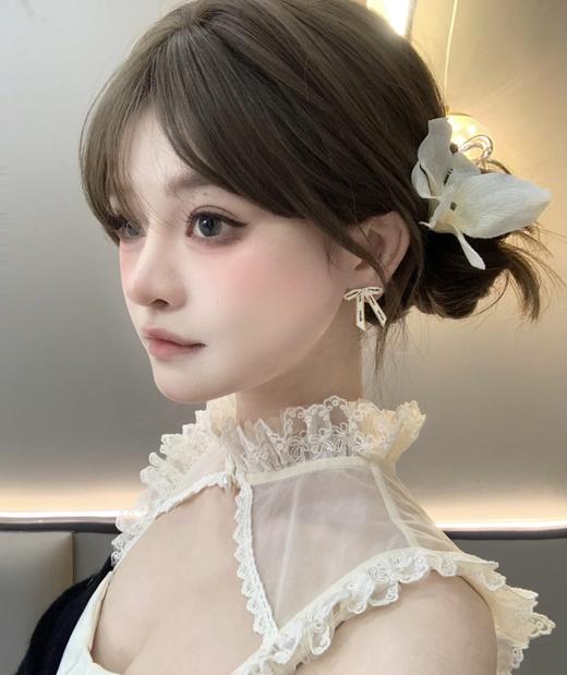 小香 黑字母白丝带蝴蝶结耳钉(XJ） 商品图9