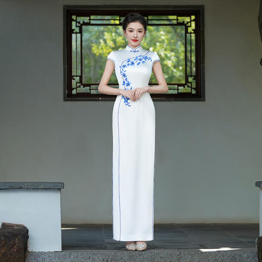 白色旗袍2025新款青花瓷改良年轻款女秋新中式国风连衣裙复古走秀 商品图1