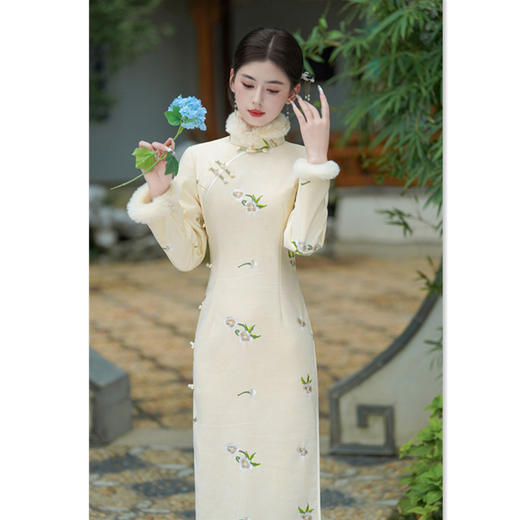GX米白绣花麂皮绒加绒长袖旗袍2025秋冬新款时尚改良年轻款长款旗袍 商品图3
