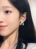 小香 黑字母白丝带蝴蝶结耳钉(XJ） 商品缩略图3
