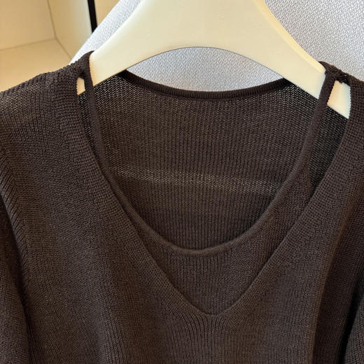 老米优品🎈自带叠搭层次感《设计款假两件V领针织衫》不费力的时髦感~~ 商品图6