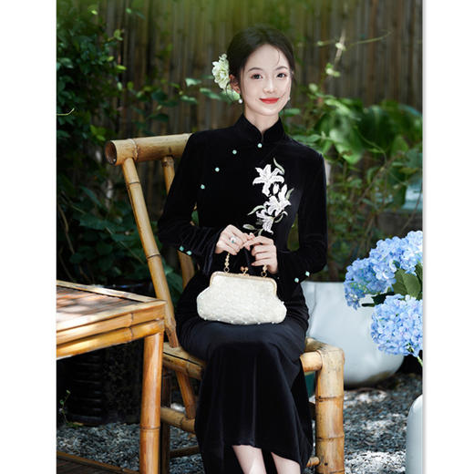 GX现代时尚改良新中式丝绒长款旗袍大摆裙2025秋冬新款日常长袖旗袍 商品图3