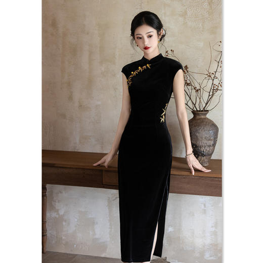GX黑色丝绒绣花长款坎肩袖旗袍2025初秋新款简约时尚感港风旗袍 商品图3