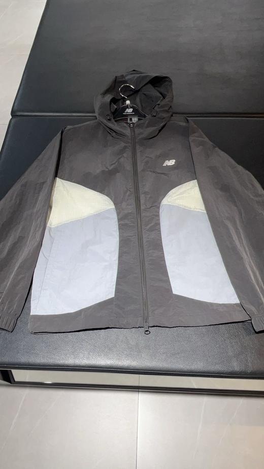 【云粉节】  【7折】7楼 NewBalance男运动休闲梭织连帽外套  吊牌价：899元 商品图0