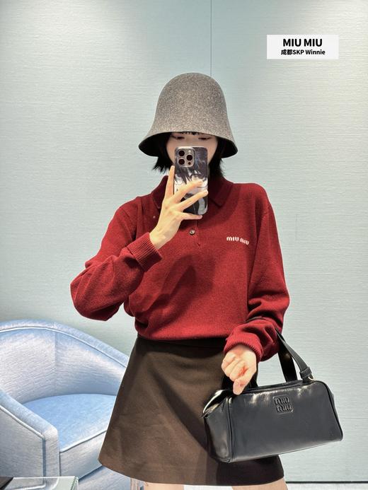 缪缪 25FW秋冬新款 酒红色长袖羊绒Polo针织毛衣（DQJ*MM） 商品图0