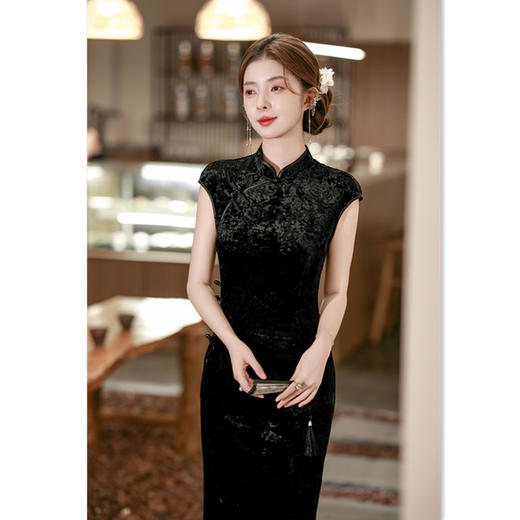 GX黑色丝绒压花长款坎肩袖旗袍2025初秋新款时尚改良修身年轻款旗袍 商品图3