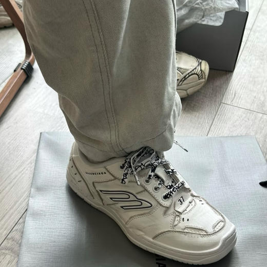 巴黎世家 Hamptons Worn-Out 牛皮革 标识压纹 做旧 圆头系带 低帮 生活休闲鞋 情侣款（SS） 商品图13