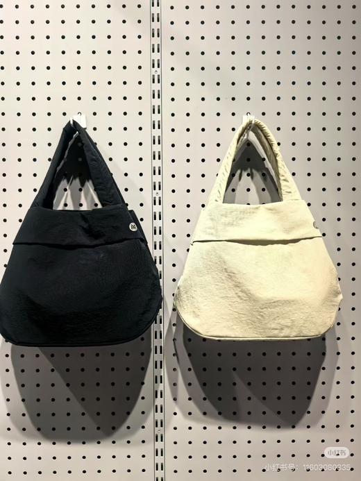 4楼MOLYVIVI轻量化运动小包 款货号MLAB25206 吊牌价208 折后价166 商品图1
