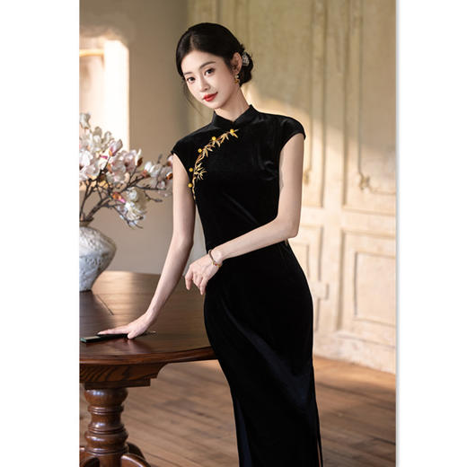 GX黑色丝绒绣花长款坎肩袖旗袍2025初秋新款简约时尚感港风旗袍 商品图0