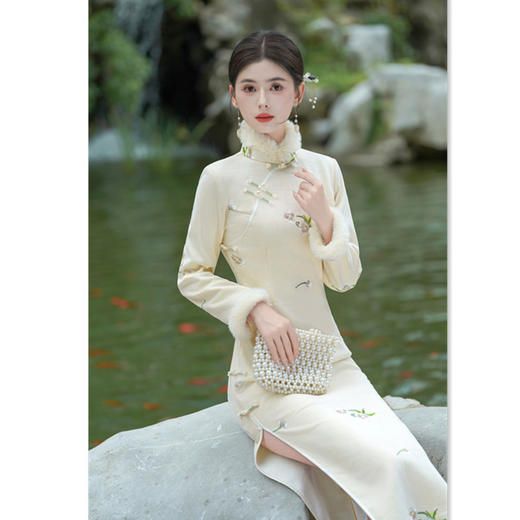 GX米白绣花麂皮绒加绒长袖旗袍2025秋冬新款时尚改良年轻款长款旗袍 商品图2