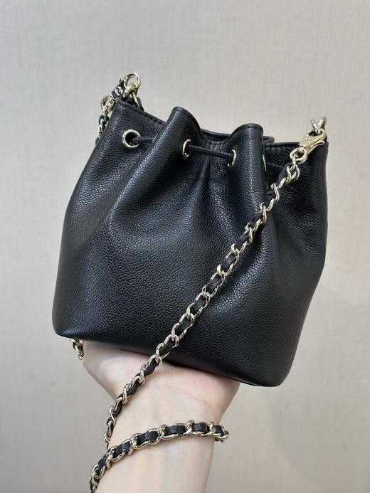 香奈儿 菱格皮穿链徽标Logo抽绳开合 颗粒压花鱼子酱牛皮 水桶包单肩斜挎包 超迷你(KISS*MM) 商品图8