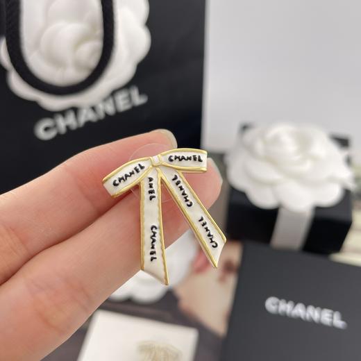 小香 黑字母白丝带蝴蝶结耳钉(XJ） 商品图7