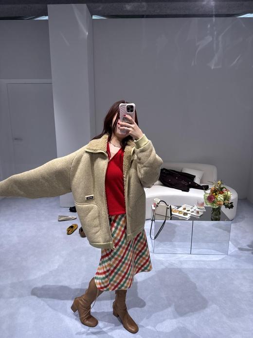 缪缪 25Fw早秋新款 软乎乎廓形羊羔毛外套（DQJ*MM） 商品图4