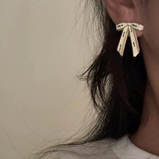 小香 黑字母白丝带蝴蝶结耳钉(XJ） 商品图5