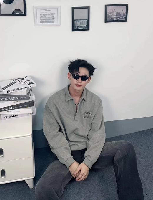 Fear of God Essentials Fall24 BACK TO SCHOOL系列 Fleece Polo 徽标印花套头长袖Polo衫 （BG） 商品图8