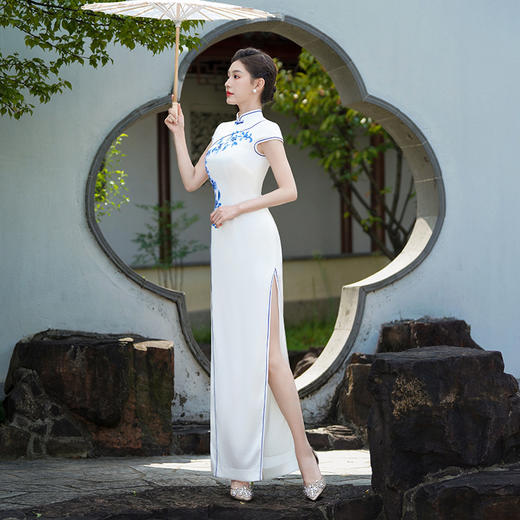 白色旗袍2025新款青花瓷改良年轻款女秋新中式国风连衣裙复古走秀 商品图2