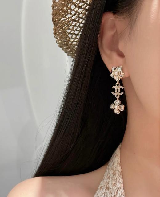 小香 25秋冬新品 花c草耳钉（XK） 商品图1