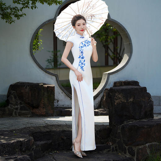 白色旗袍2025新款青花瓷改良年轻款女秋新中式国风连衣裙复古走秀 商品图3