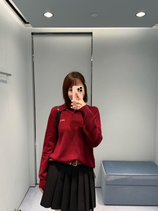 缪缪 25FW秋冬新款 酒红色长袖羊绒Polo针织毛衣（DQJ*MM） 商品图8