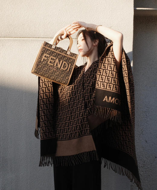 芬迪 爆款来了新款 重磅最新经典FF字母元素羊毛斗篷围巾披肩（ZT*DSX） 商品图1