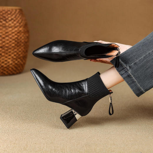【预售5天】复古牛皮针织弹力口粗跟短靴女秋冬新款尖头高跟切尔西短筒时装靴XME&898-755 商品图1