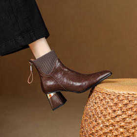 【预售5天】复古牛皮针织弹力口粗跟短靴女秋冬新款尖头高跟切尔西短筒时装靴XME&898-755