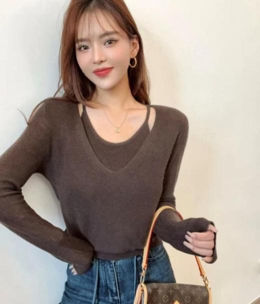 老米优品🎈自带叠搭层次感《设计款假两件V领针织衫》不费力的时髦感~~ 商品图0