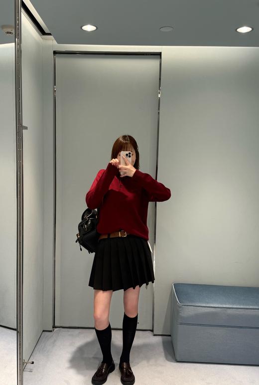 缪缪 25FW秋冬新款 酒红色长袖羊绒Polo针织毛衣（DQJ*MM） 商品图2