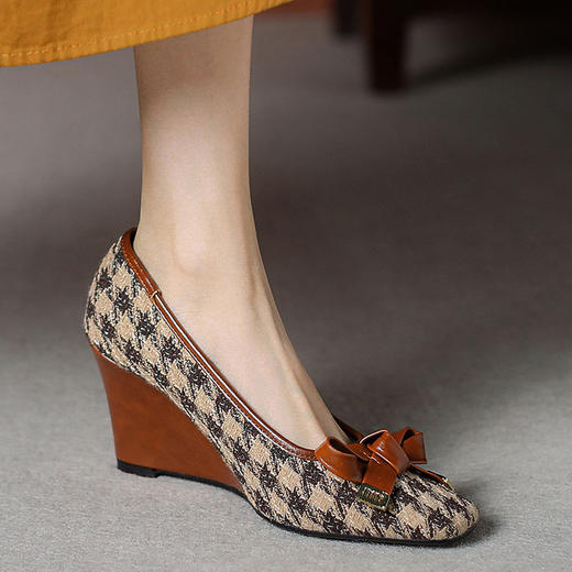 【预售5天】复古棕色千鸟格坡跟单鞋女秋季新款方头浅口显瘦蝴蝶结高跟鞋PPY&25-239 商品图0