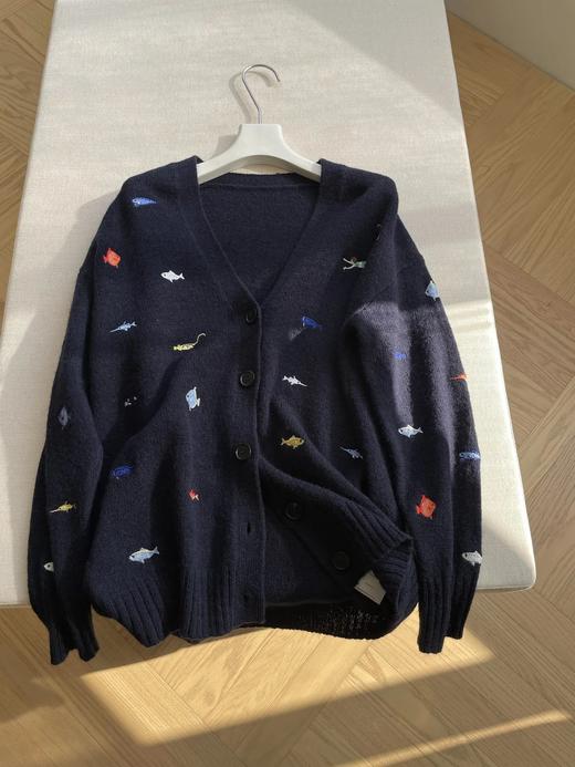 【高品质私服】【复古巴素兰羊毛蓬松趣味小鱼多多刺绣V领开衫】V领设计很好地修饰脸型和颈部线条，超级柔软舒适 展现慵懒随性的女人味【无标出货 介意慎拍】-WD 商品图3