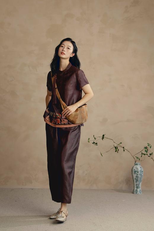 du家首发 原创 花痴自留款 国风香云纱千里江山牛角包，限量6只！轻盈能装不撞款，你的日常出行“全能搭子”！鼎级60姆米真丝香云纱，面料挺括有型，背上一整天，也能轻松自如，彻底告别负重感！ 商品图12