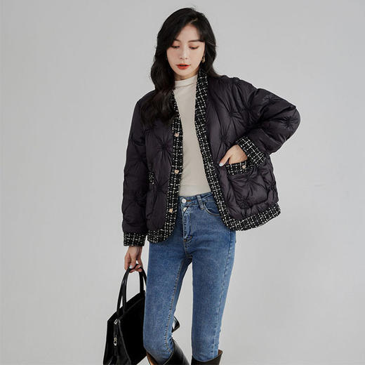 百媚生 格子边V领粗花呢花边小香风羽绒服女F6145 商品图0
