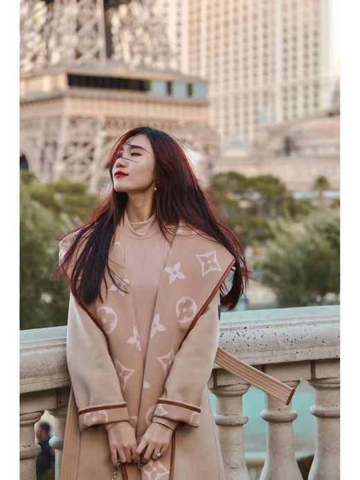 驴家 秋冬经典款大衣 奶茶色大花长款大衣（SZX*MM） 商品图6