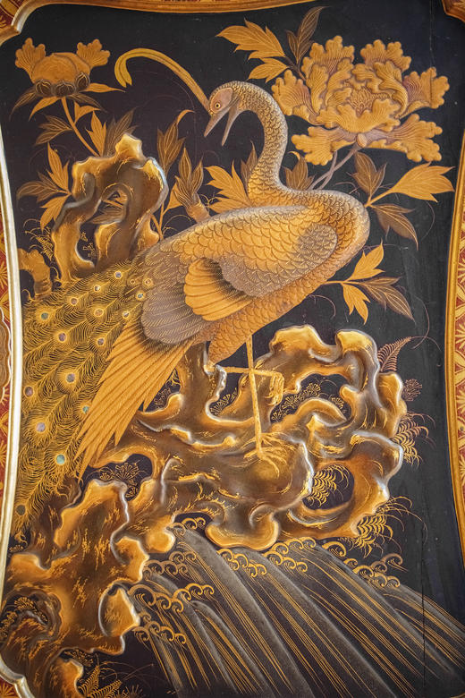 【已售】独角鹿西洋古董19世纪日本江户时代出品卷叶纹精雕黑漆木底座装饰瑞禽繁花主题金漆莳绘嵌青贝双开门边柜 商品图9