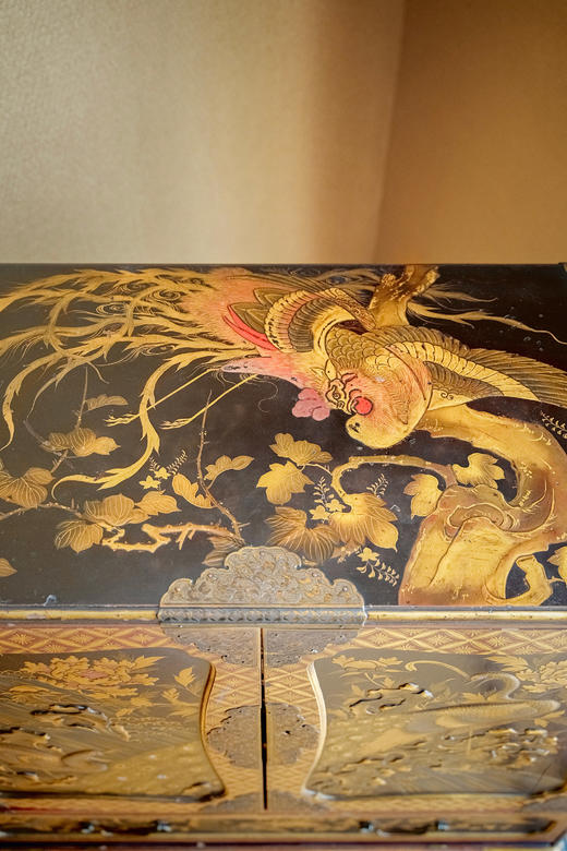 【已售】独角鹿西洋古董19世纪日本江户时代出品卷叶纹精雕黑漆木底座装饰瑞禽繁花主题金漆莳绘嵌青贝双开门边柜 商品图6