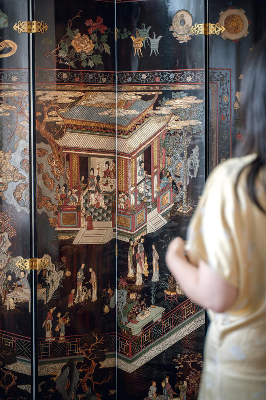 【已售】独角鹿西洋古董19世纪中国清代出品官邸人物与亭台山水主题黑漆地款彩双面八曲屏风 商品图2