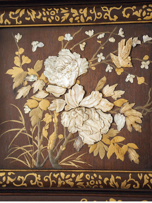 独角鹿西洋古董 1880年代日本明治时期出品吉祥花草镂雕描金装饰「游春图」芝山镶嵌多宝阁 商品图6